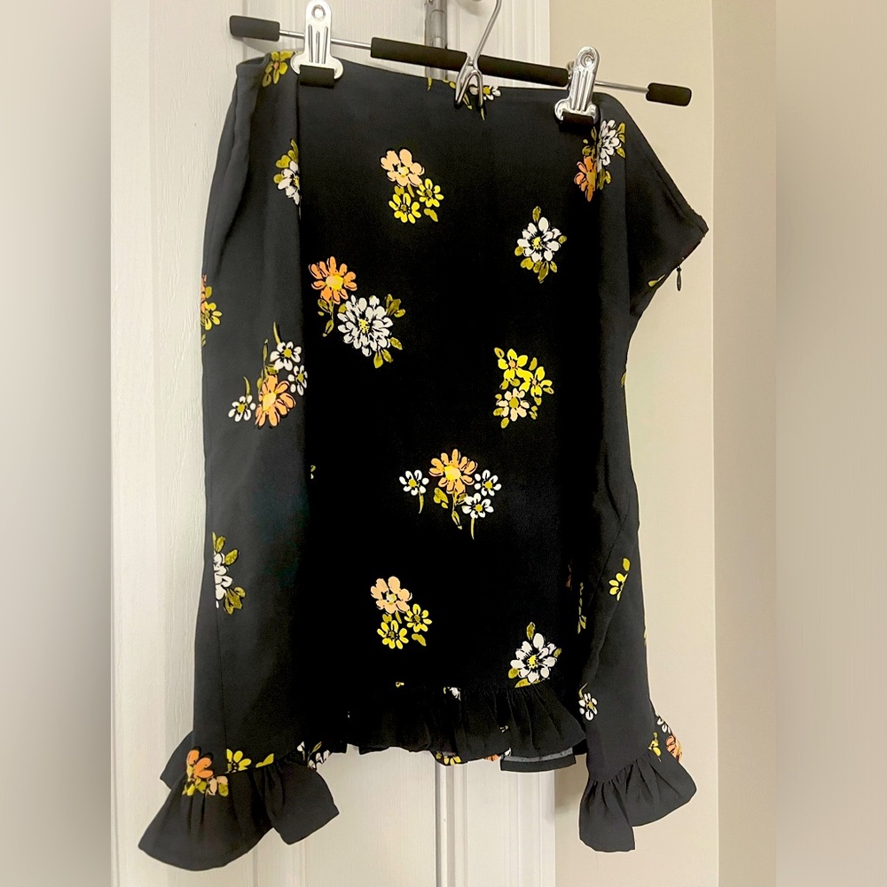 Cute flouncy skirt from LOFT. Ruffle detail at the bottom NWT